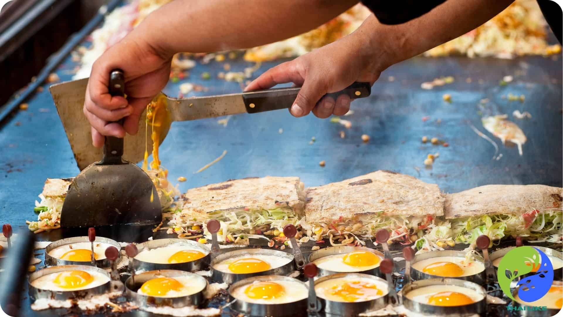 Okonomiyaki en un mercado tailandés